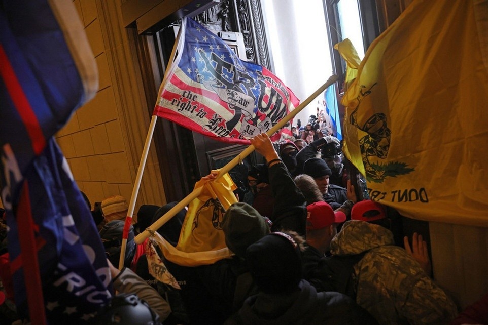 Truy to thanh vien nhom cuc huu trong vu bao loan o Dien Capitol hinh anh