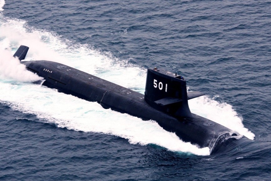 Tau ngam quan su Nhat Ban va cham tau thuong mai hinh anh