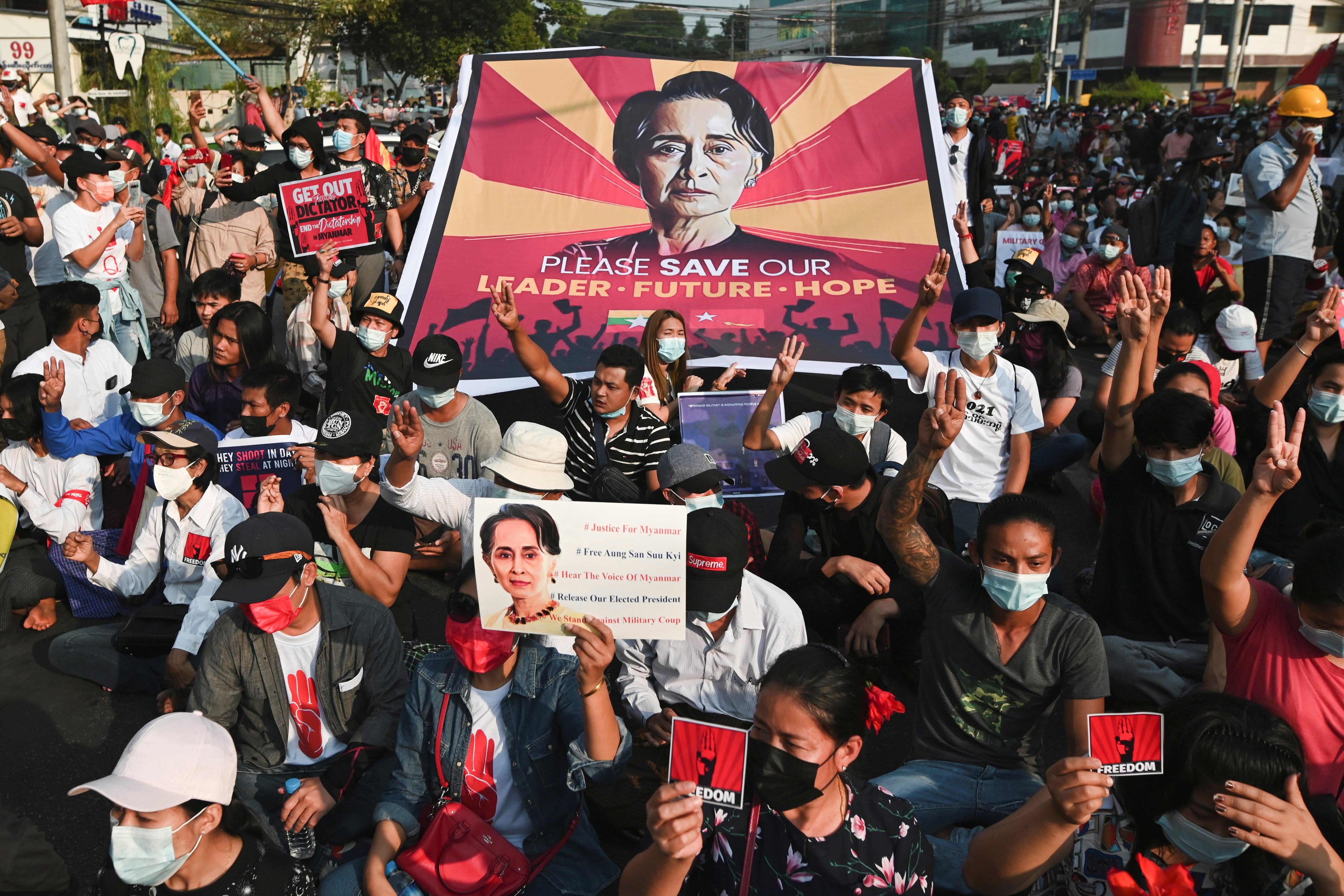 Canh sat Myanmar cao buoc ba Aung San Suu Kyi anh 1