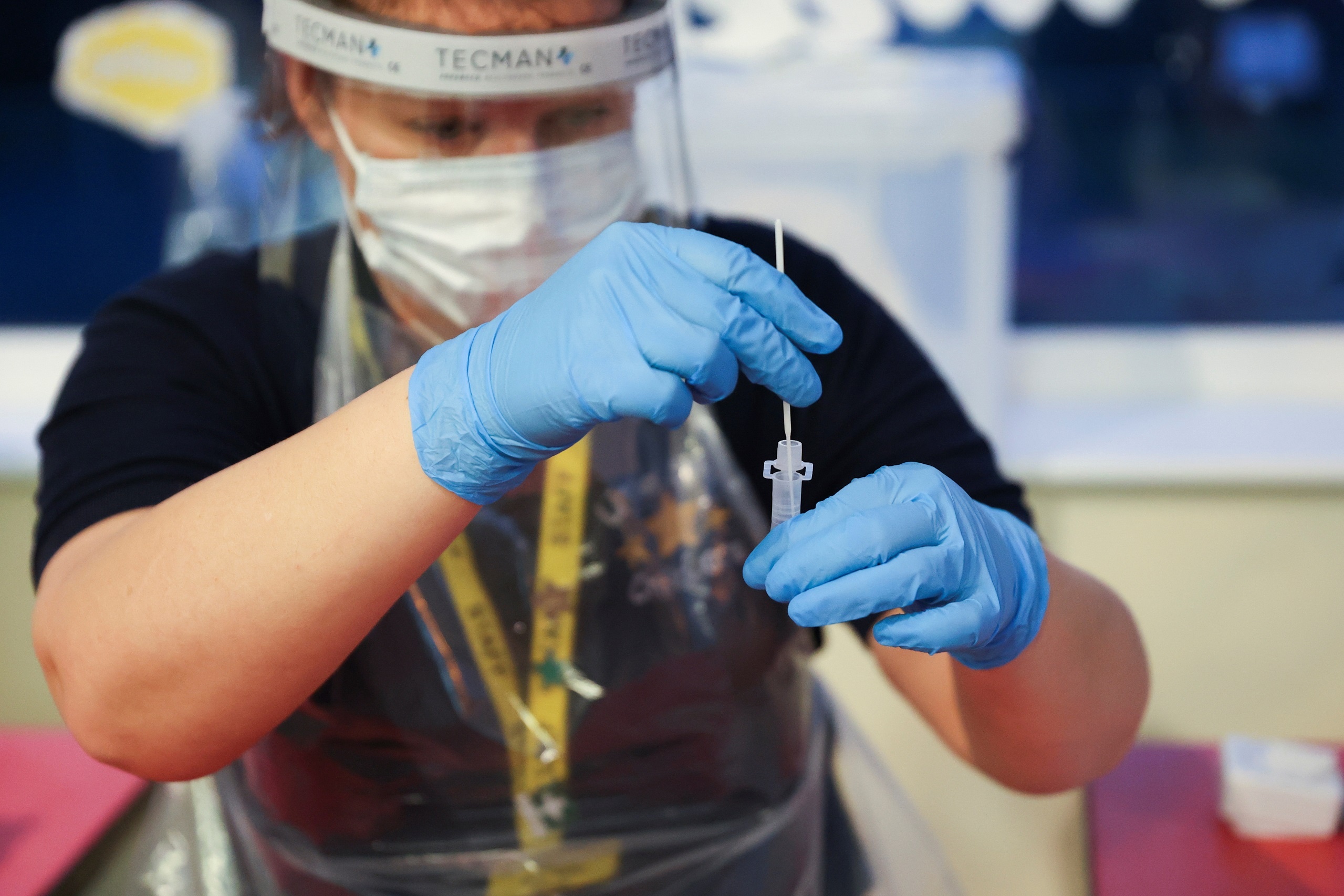 Phat hien bien chung virus corona moi voi dot bien khang mien dich hinh anh