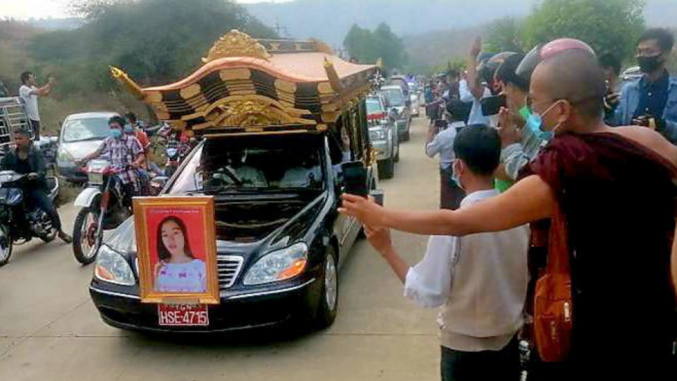 co gai bi canh sat Myanmar bat chet anh 1