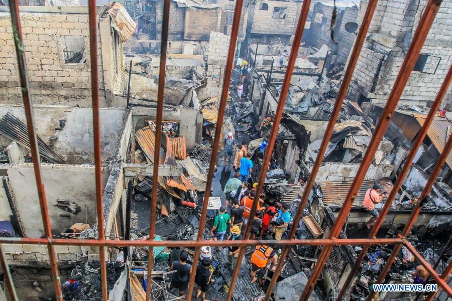 Lua thieu rui khoang 300 ngoi nha o Manila anh 2