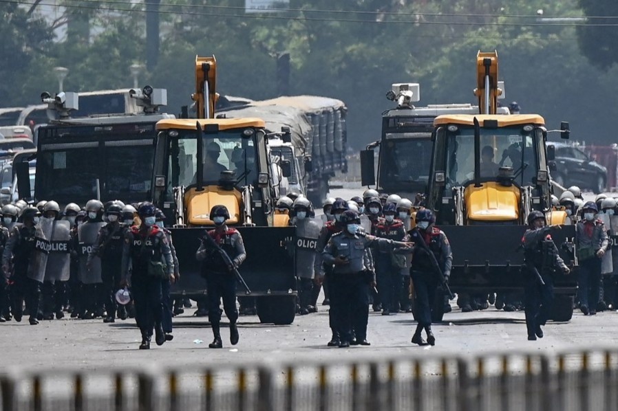 Tuong linh Myanmar doi mat ap luc ca trong lan ngoai hinh anh