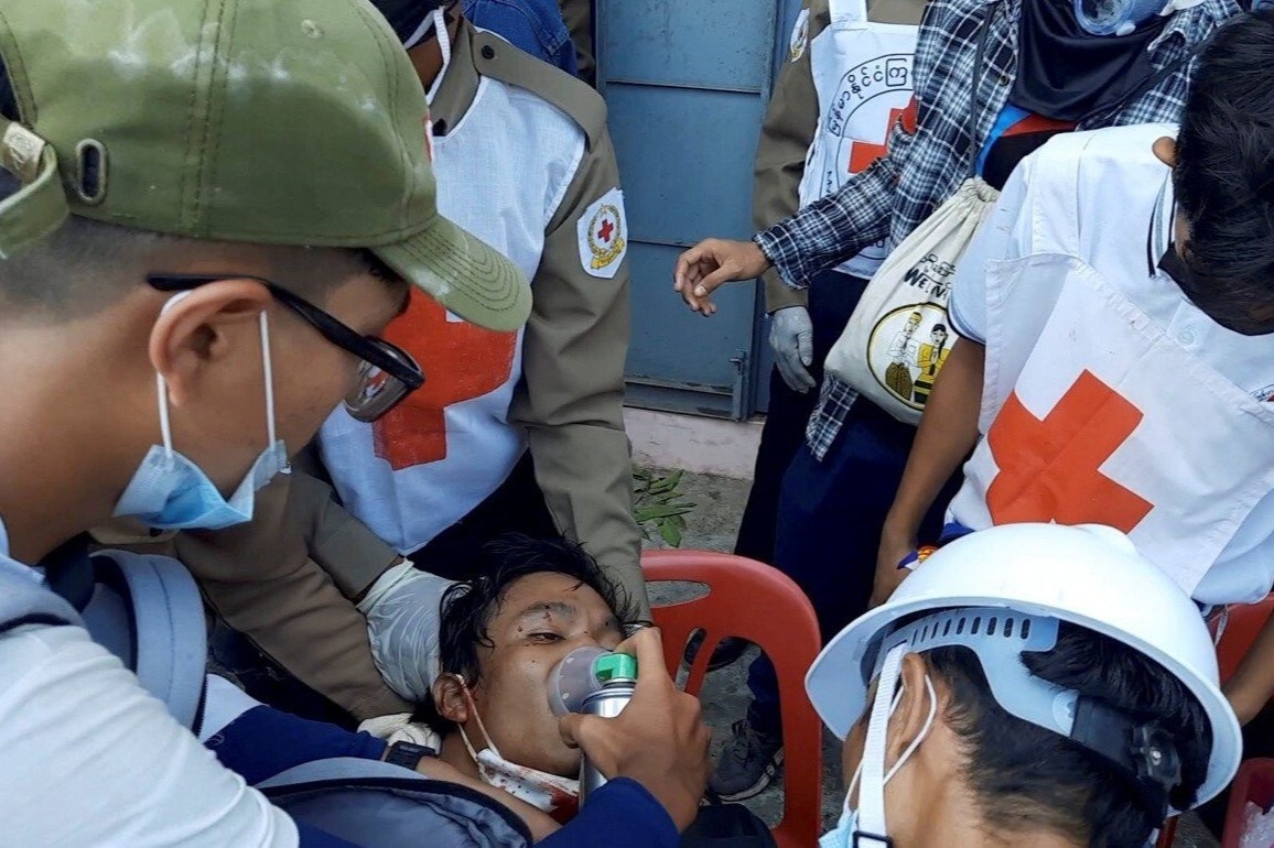 Them 2 nguoi bieu tinh Myanmar thiet mang hinh anh