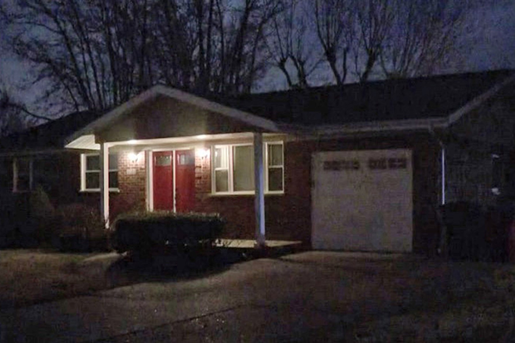 Be gai 11 tuoi tim thay cha me tu vong trong nha khi cach ly Covid-19 hinh anh