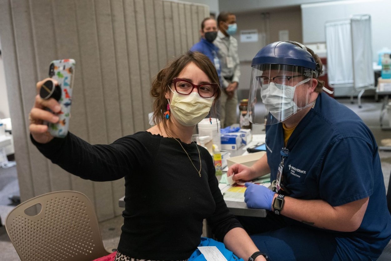 Vi sao trao luu chup anh selfie tiem vaccine Covid-19 gay phan no? hinh anh