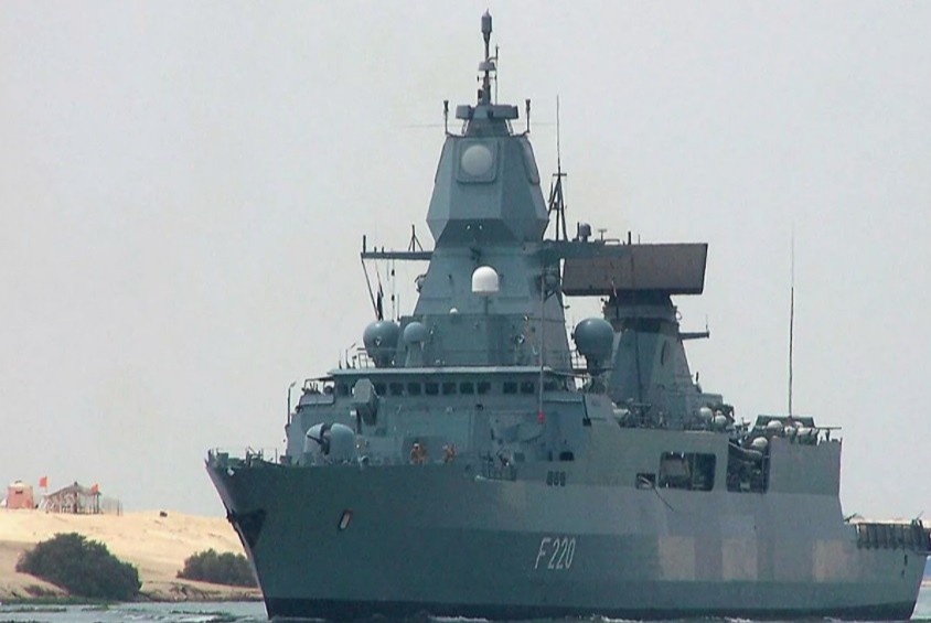 Duc sap cho tau chien di qua Bien Dong hinh anh