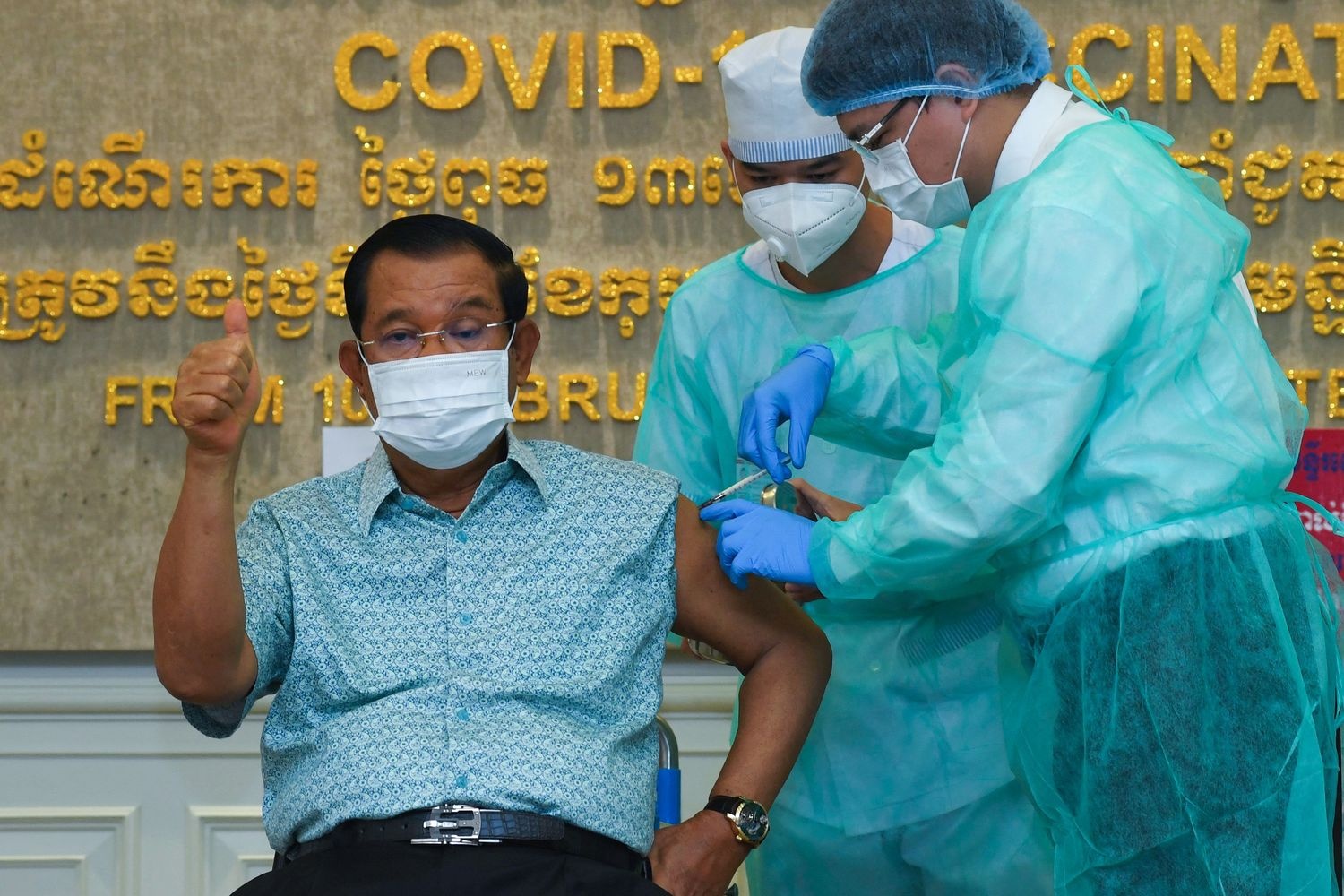 Ong Hun Sen duoc tiem vaccine Covid-19 cua AstraZeneca hinh anh
