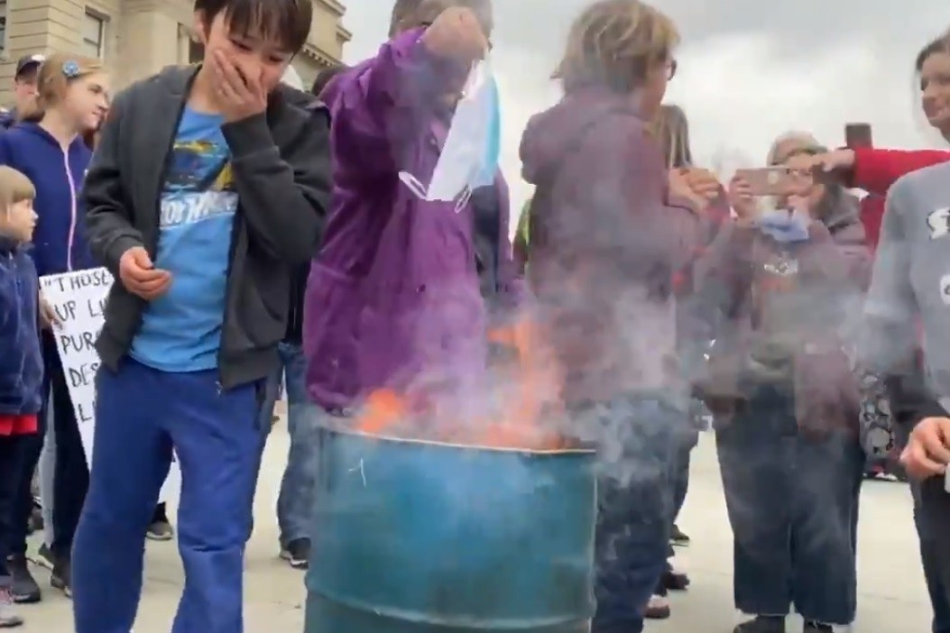 Khoang 100 nguoi My dot khau trang phan doi bien phap chong dich hinh anh