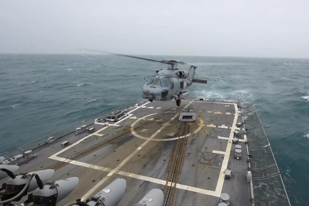 Truc thang thuy quan luc chien My cat canh giua eo bien Dai Loan hinh anh