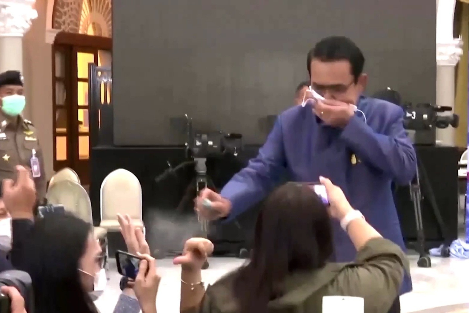 Thu tuong Thai xin loi vi xit dung dich sat khuan vao phong vien hinh anh