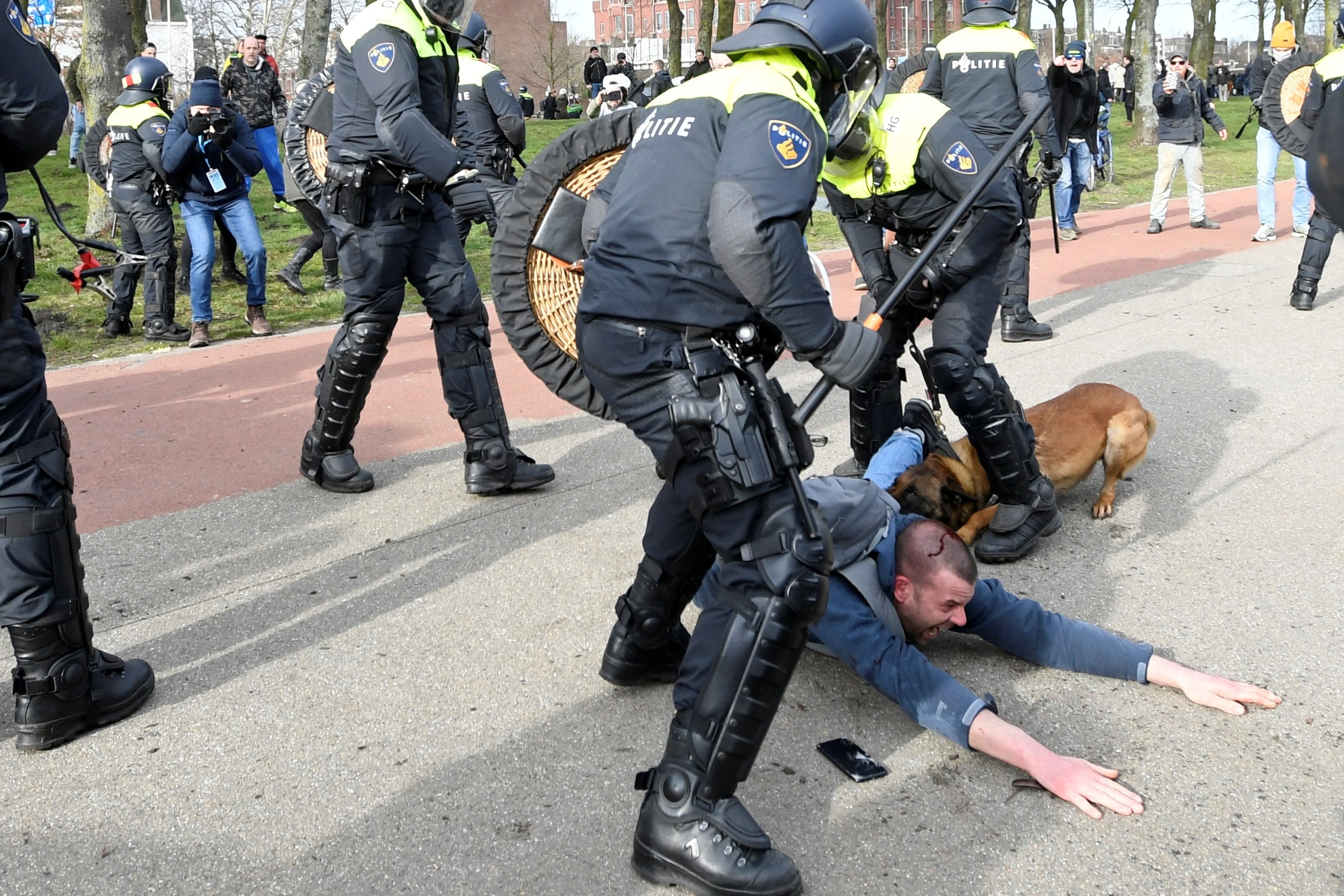 Canh sat Ha Lan giai tan bieu tinh phan doi lenh phong toa hinh anh