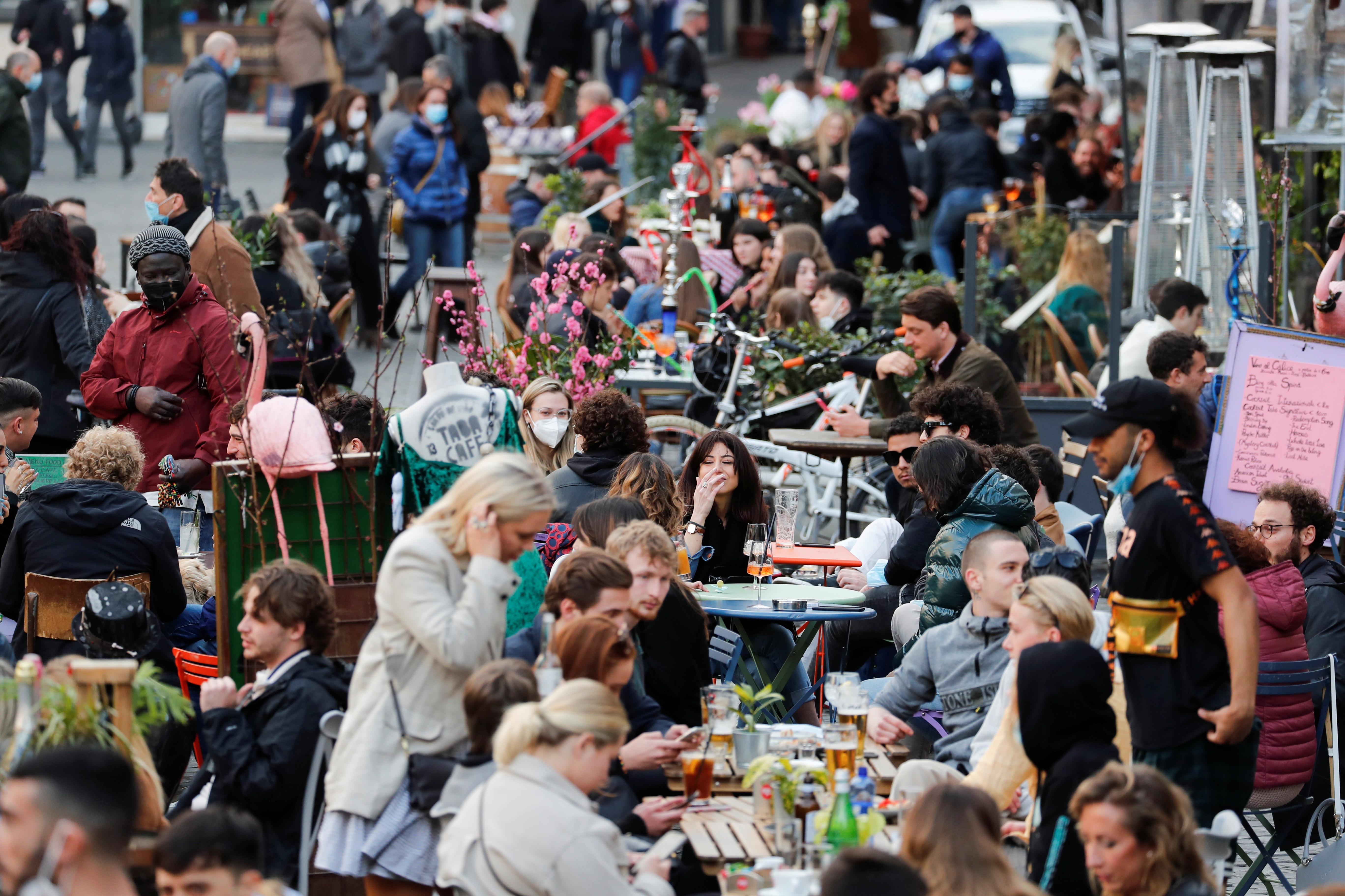 Italy phong toa 3/4 dan so anh 1