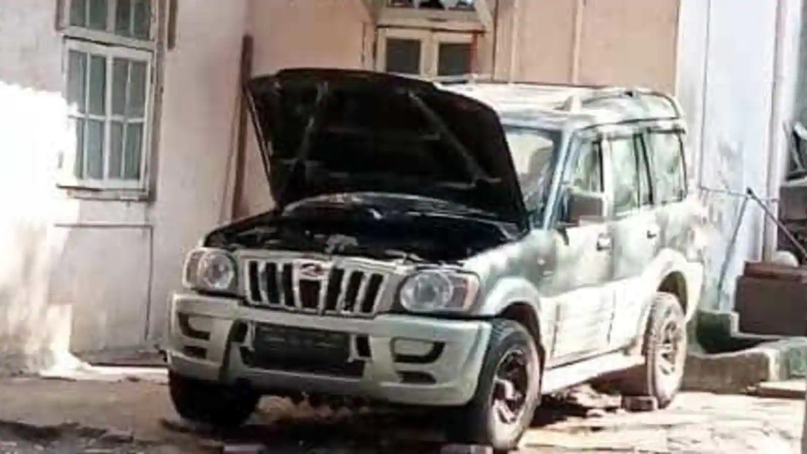 Xe bom truoc nha ty phu so 1 chau A anh 3