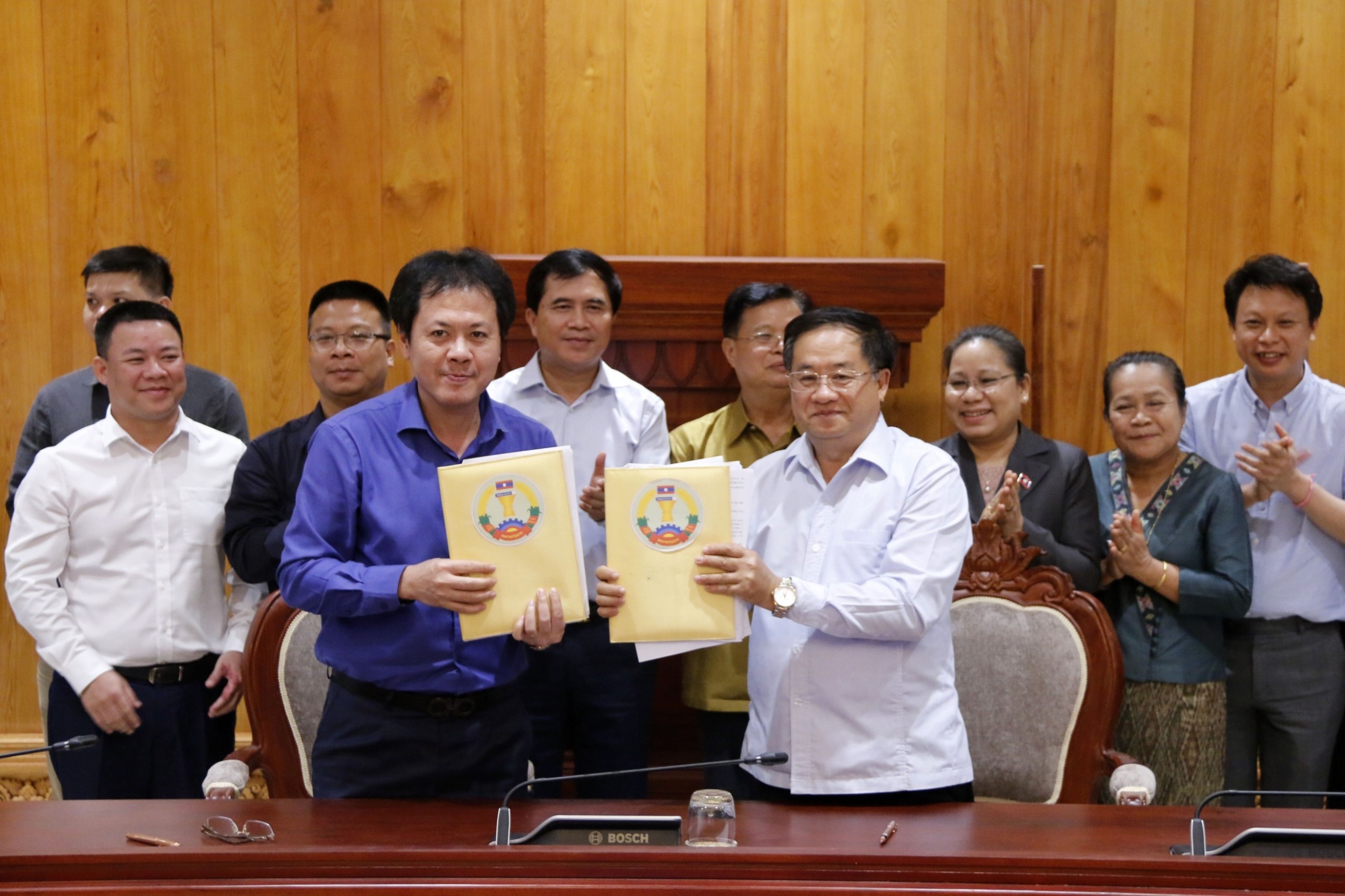 Viet Nam ban giao cong trinh Nha Quoc hoi cho Lao hinh anh