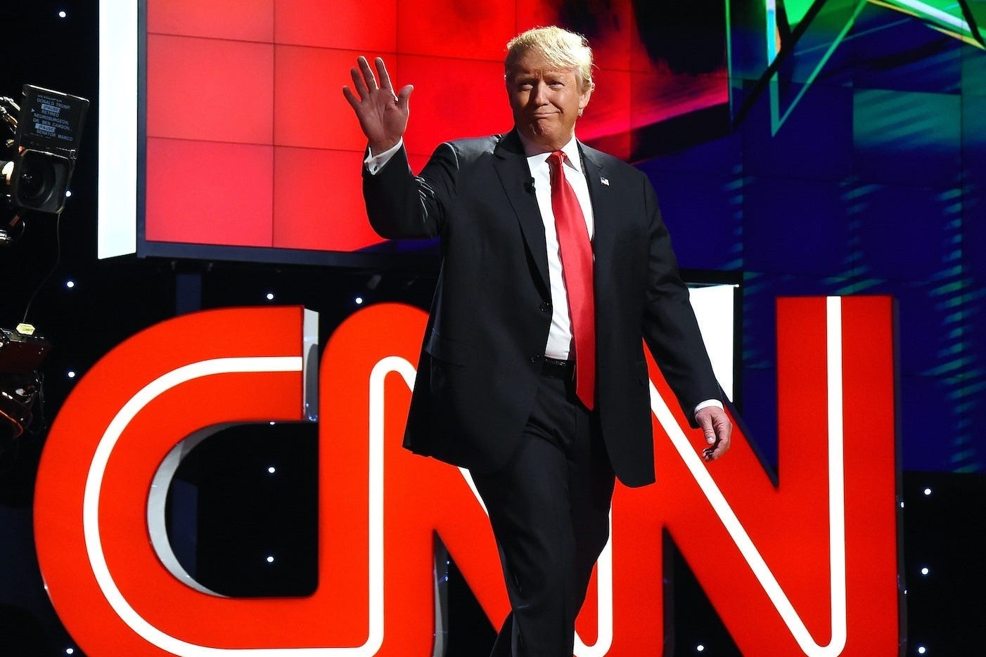 Dai CNN 'nem mui' sau khi ong Trump roi Nha Trang hinh anh