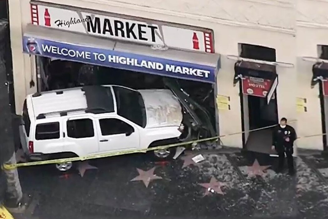 Oto lao vao cua hang o dai lo Hollywood, 5 nguoi bi thuong hinh anh