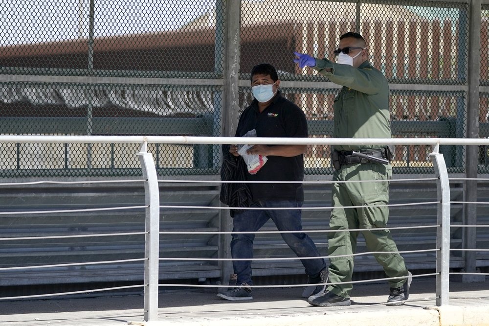 Cuoc khung hoang tre em nhap cu anh 9