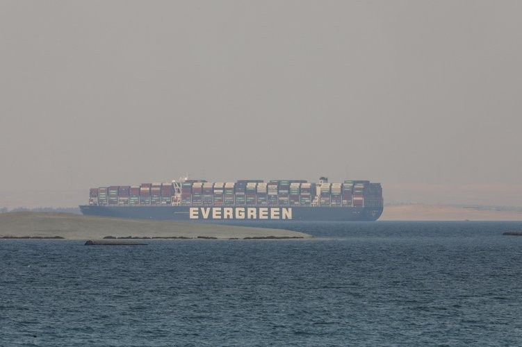 Tau khong lo lam kenh dao Suez dieu dung chi hu hai nhe hinh anh