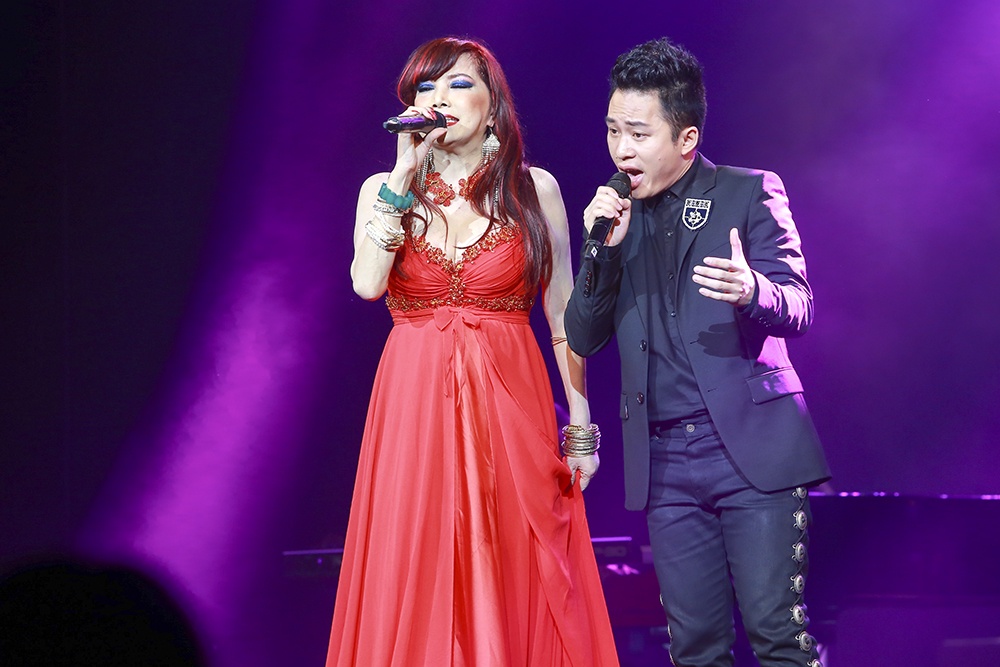 Bao Yen nong nan voi Tung Duong tren san khau Ha Noi hinh anh