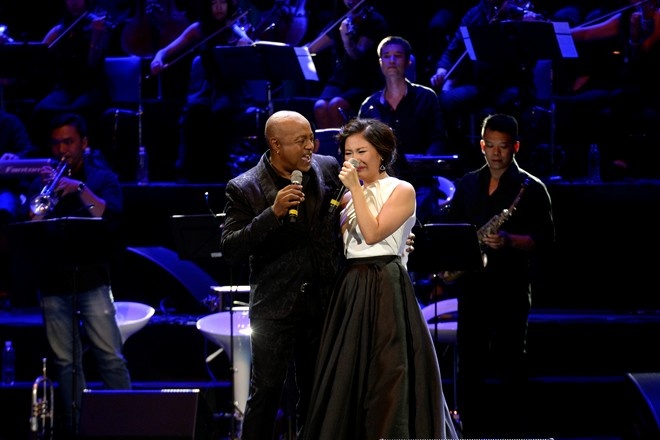 Peabo Bryson khen giong hat Van Mai Huong tren Twitter hinh anh