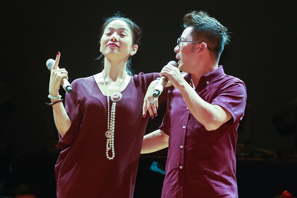 Bang Kieu - Le Quyen nong long lam 'tinh nhan' cua nhau hinh anh