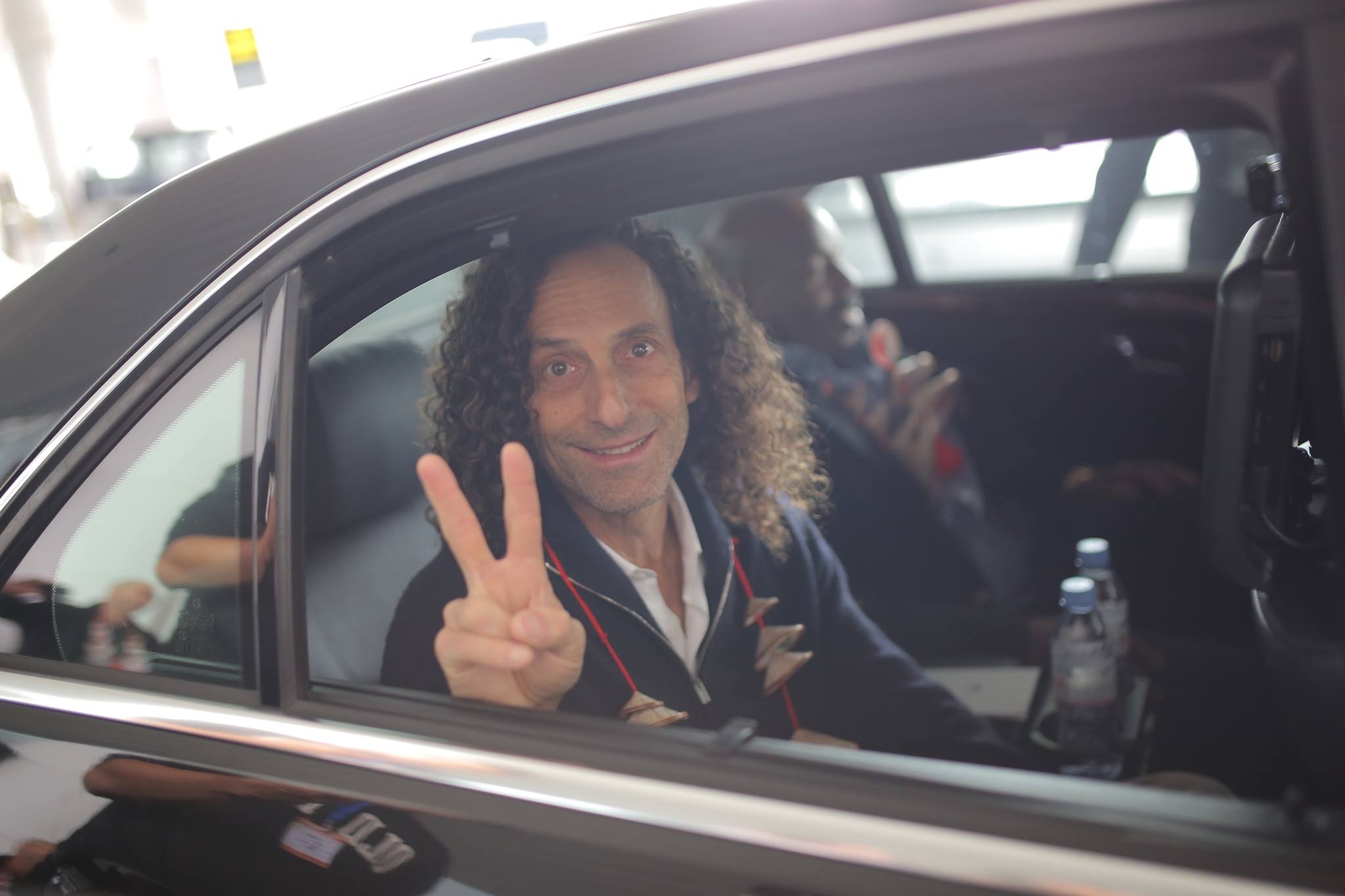 Kenny G khong muon fan vat va doi o san bay hinh anh