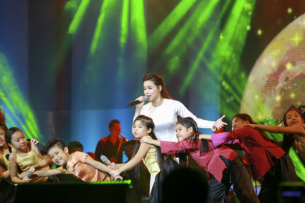 Ha Ho hat cung cac em nho trong dem nhac tuong nho thay hinh anh