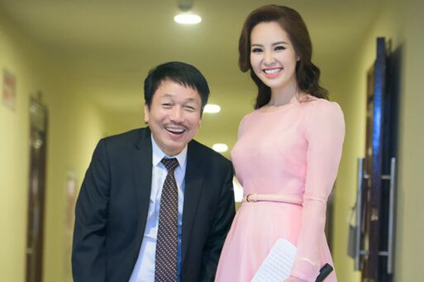 Nhac si Phu Quang khom nguoi treu dua Thuy Van hinh anh