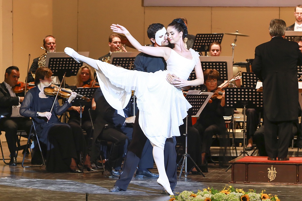 Khan gia thu do say nhung vo opera ngan cua Hungary hinh anh