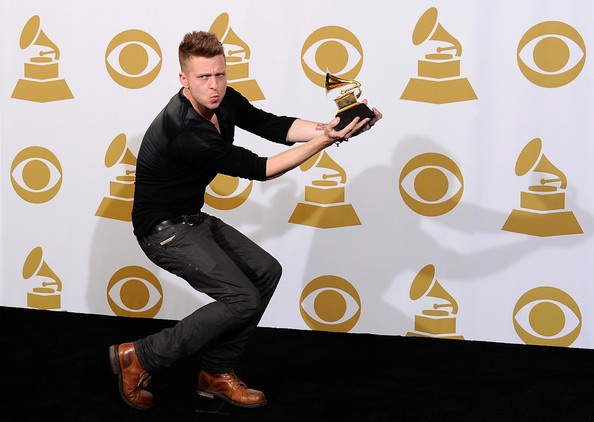 Ryan Tedder: Chuyen ga lam nhac khong chi vi do la hinh anh