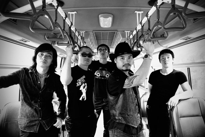 Rung chuong vang - Buc Tuong hinh anh