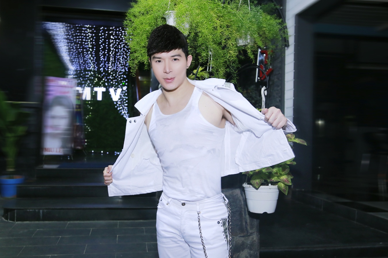 Nathan Lee hat nhiet tinh du khong khoe hinh anh