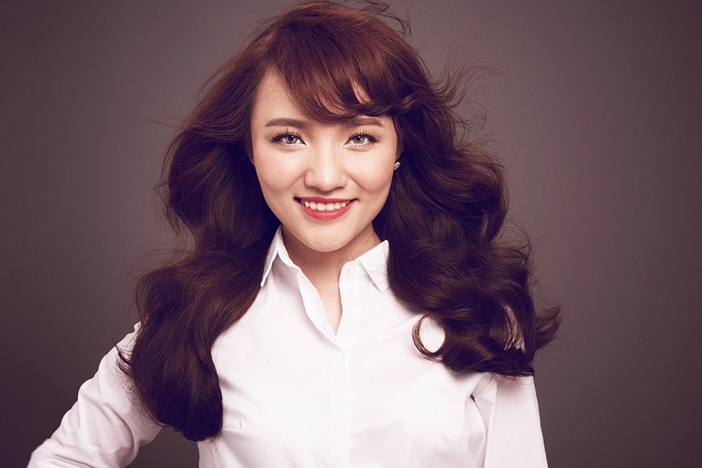 Nhat Thuy lam tour xuyen Viet de xay nha chong lu hinh anh