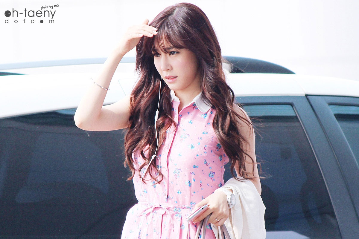 Style san bay cua co nang mat cuoi dep nhat Kpop hinh anh