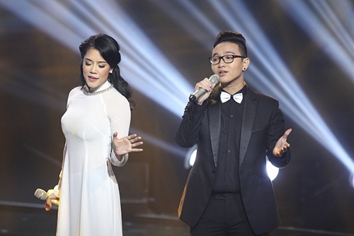 Thu Phuong lang le ky hop dong voi hoc tro Hoang Dung hinh anh