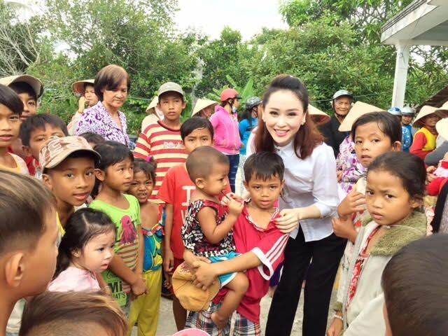 A hau Thai Nhu Ngoc xay nha tang nguoi ngheo hinh anh