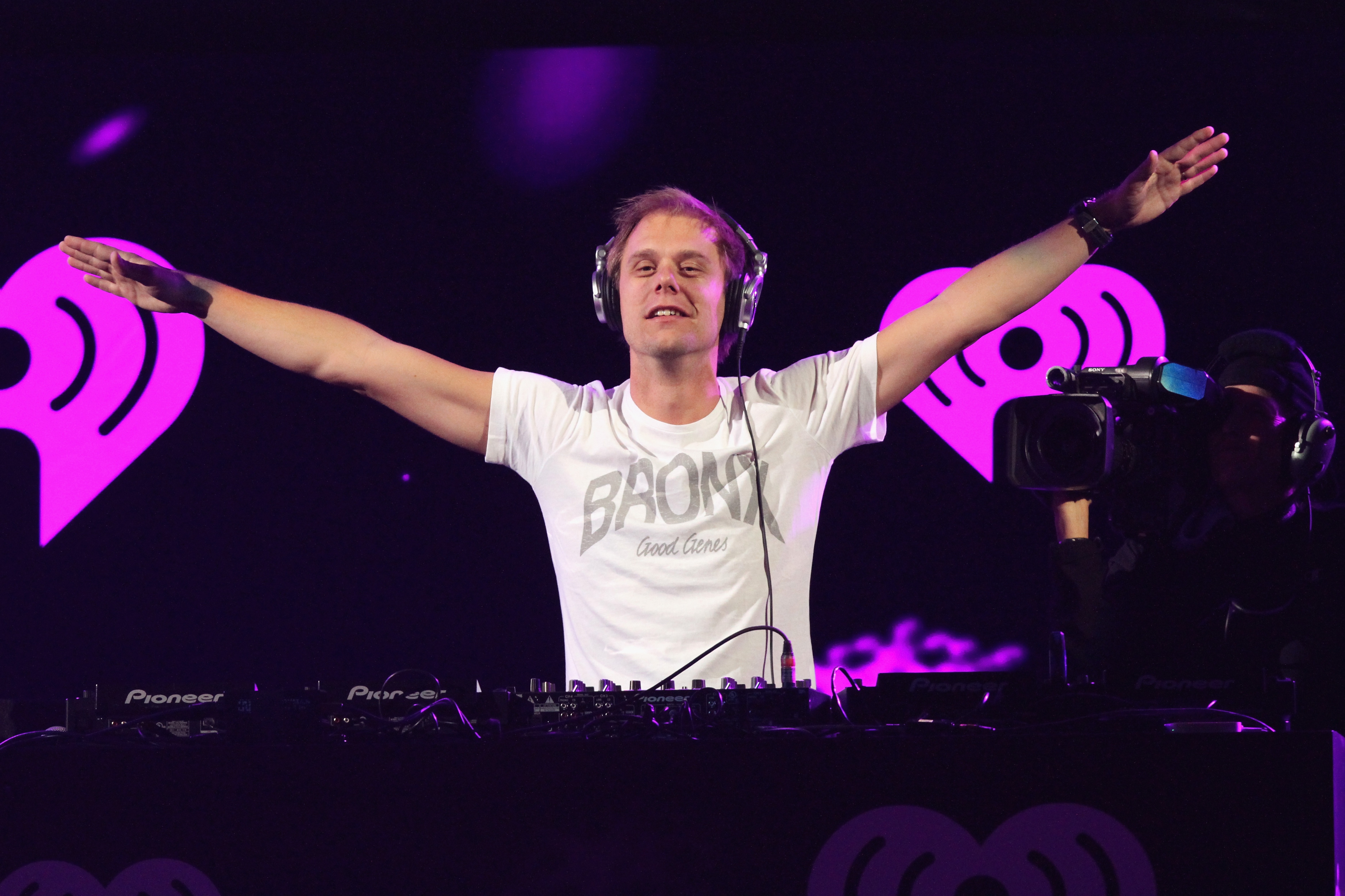 DJ noi tieng the gioi Armin van Buuren chao fan Viet hinh anh