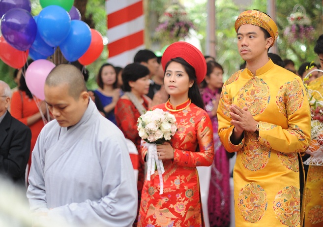 Chu re dua ca nuong Kieu Anh len chua lam le Hang thuan hinh anh