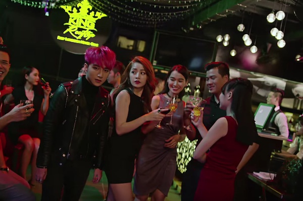 Son Tung buong tay Chi Pu trong MV moi hinh anh