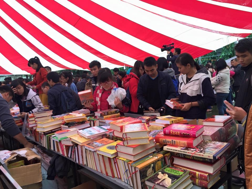 Nguoi Ha Noi di cho phien sach cu du lanh va mua hinh anh