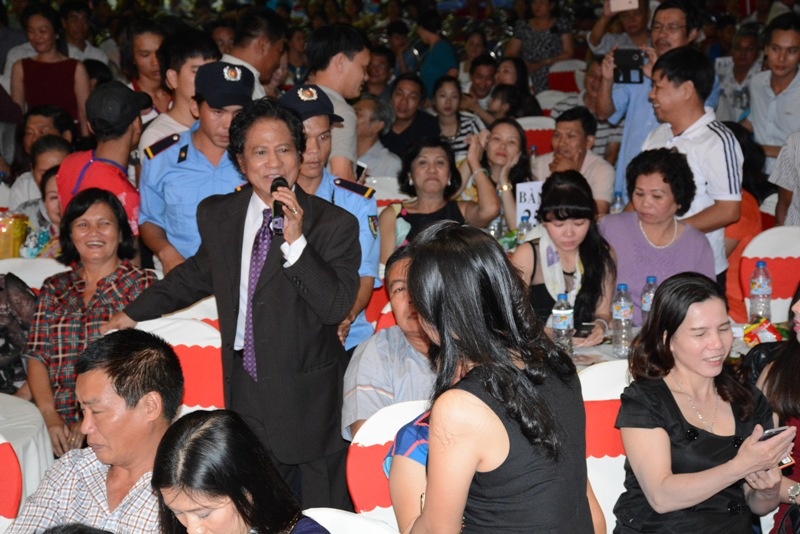 Che Linh hat giua vong vay cua nguoi ham mo hinh anh