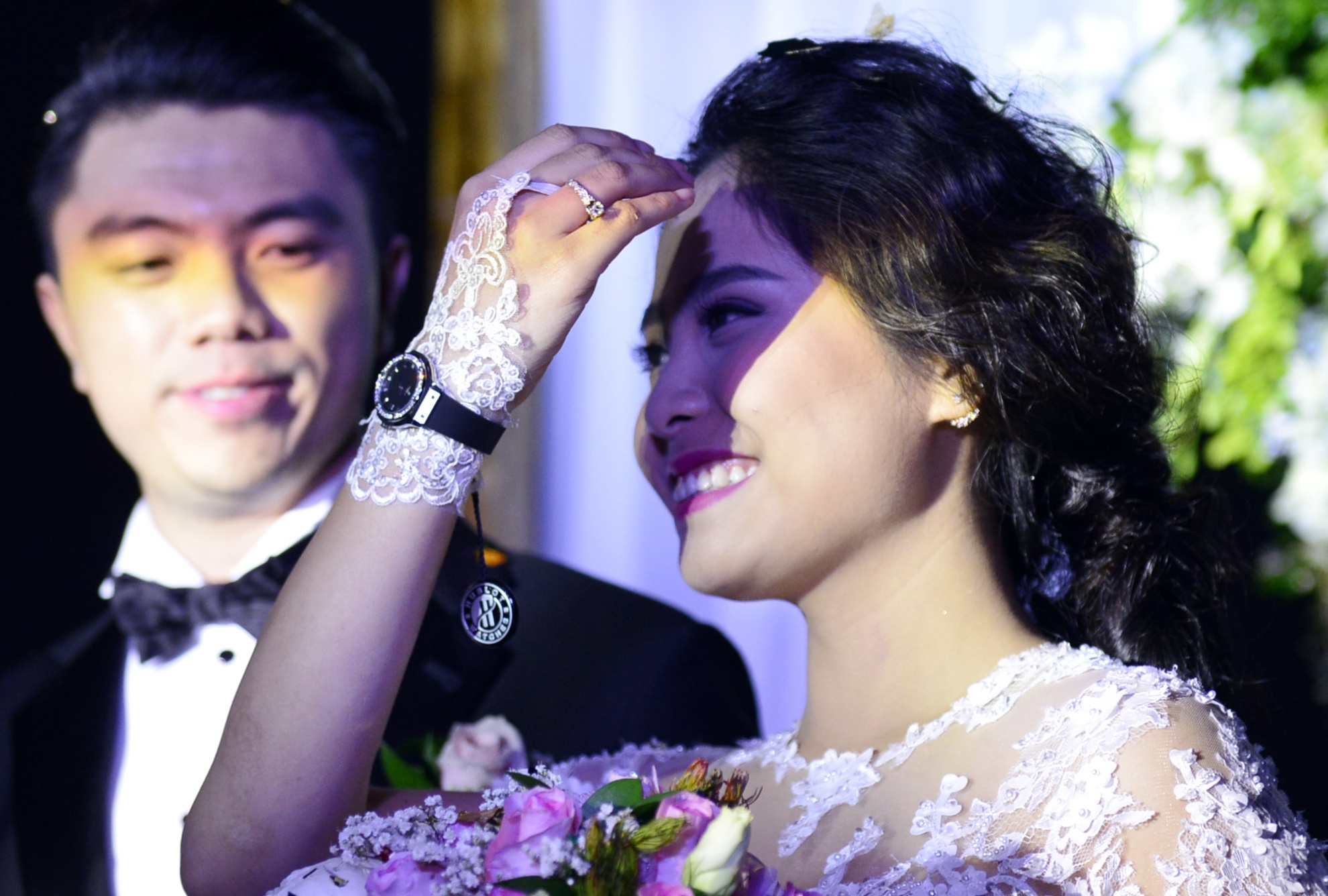 Cận cảnh chiếc đồng hồ đính kim cương mà mẹ chồng tặng Kiều Anh trong ngày cưới. Chia sẻ trong ngày vui của con, mẹ đẻ của ca nương 9X cho biết bà tin rằng khi về làm dâu nhà chồng, Kiều Anh sẽ được bà Văn Thuỳ Dương yêu thương như con gái ruột.