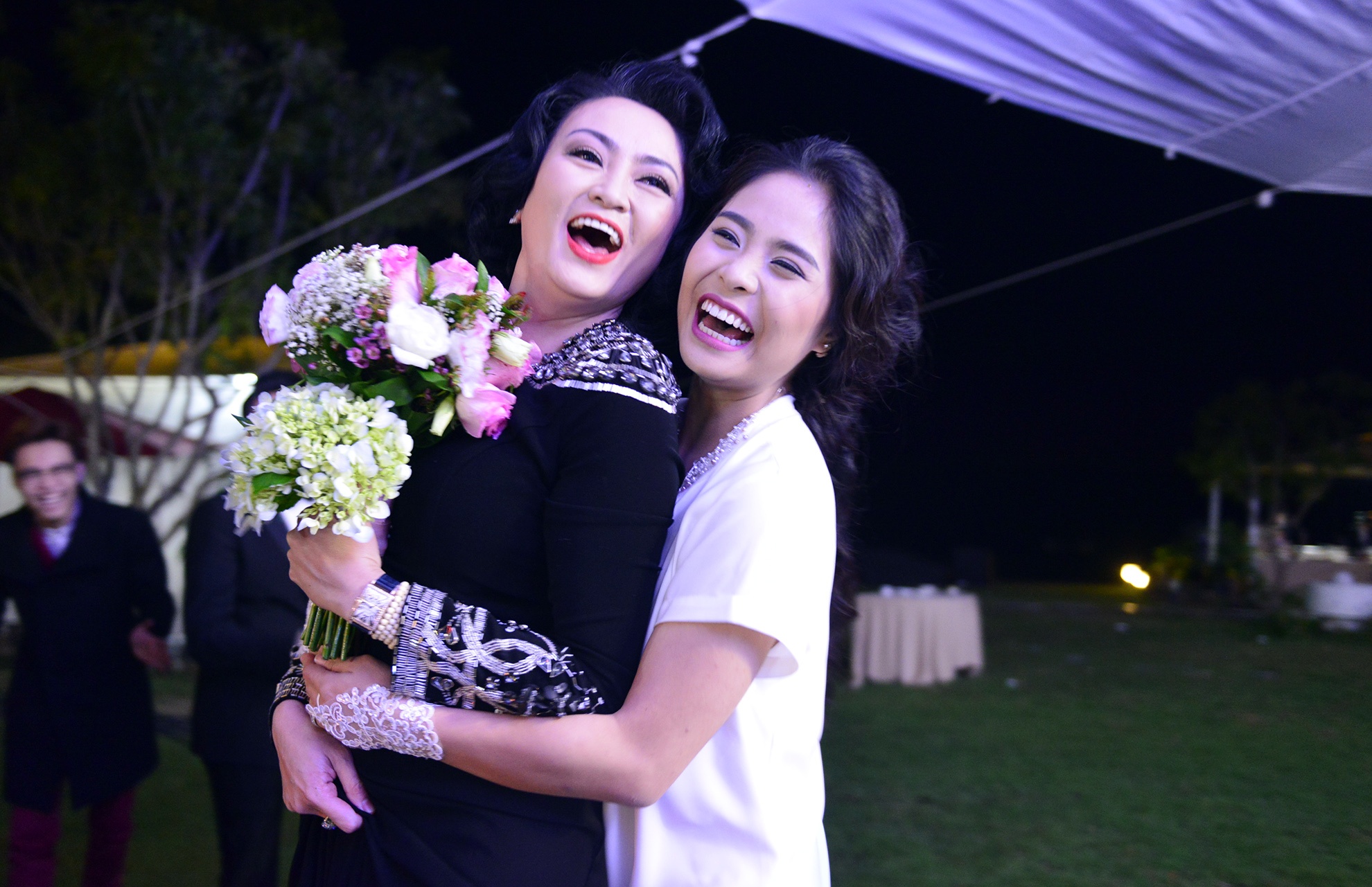 Me chong tang ca nuong Kieu Anh dong ho trong dam cuoi hinh anh