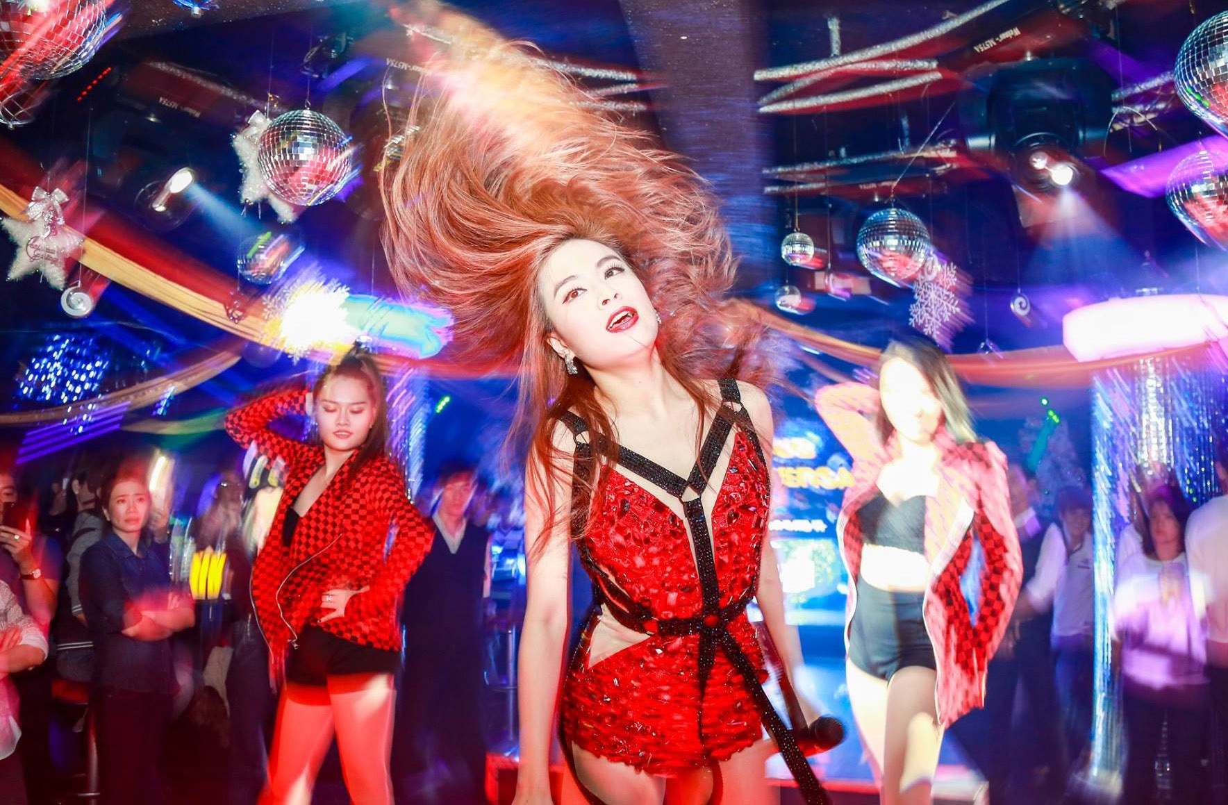 Hoang Thuy Linh bieu dien loat hit EDM tai Da Lat hinh anh