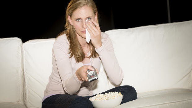 Phu nu me xem phim truyen hinh nhieu tap thay minh bat hanh hinh anh