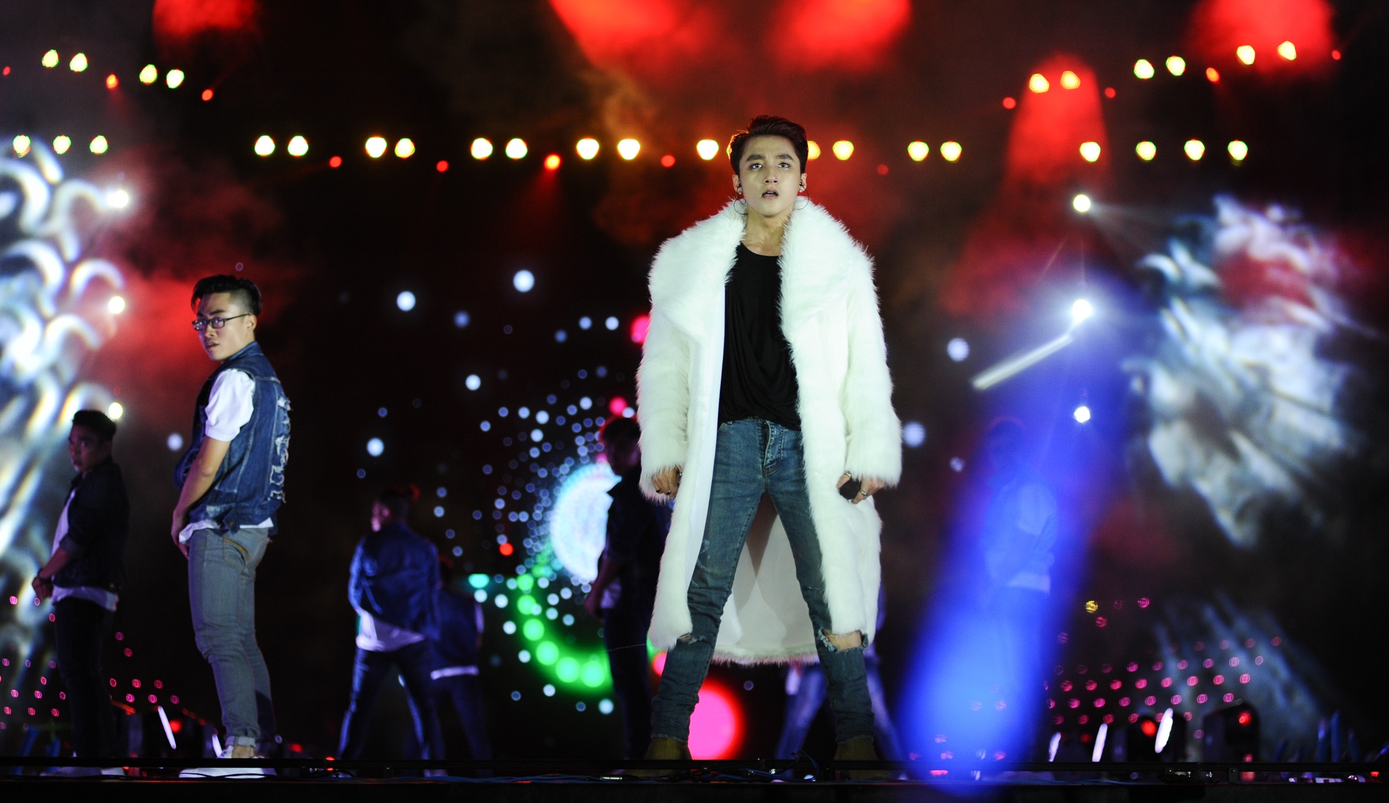 Life-show Son Tung: Chuyen bay toi dich hinh anh