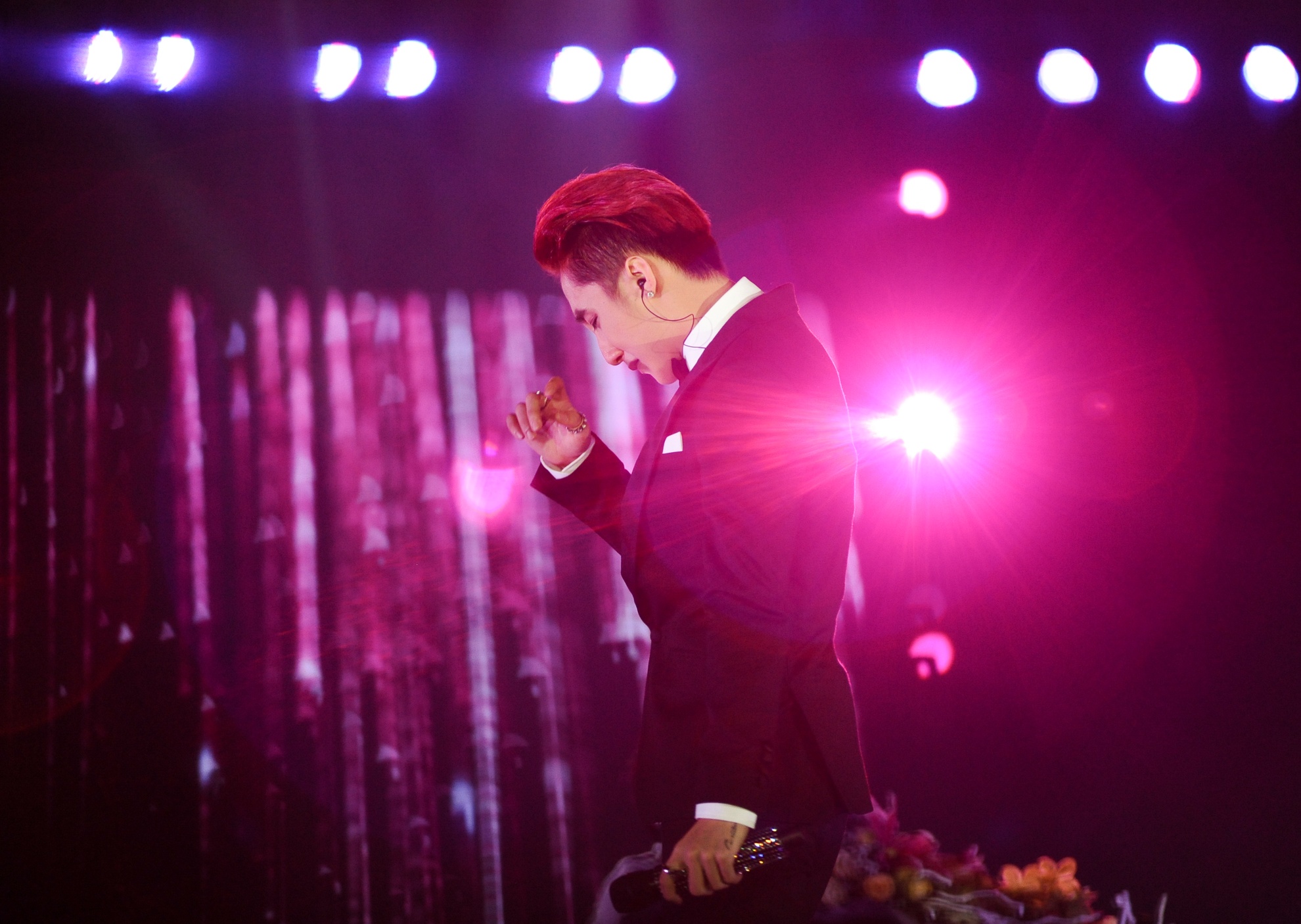 Nhung giot nuoc mat roi trong live show cua Son Tung hinh anh