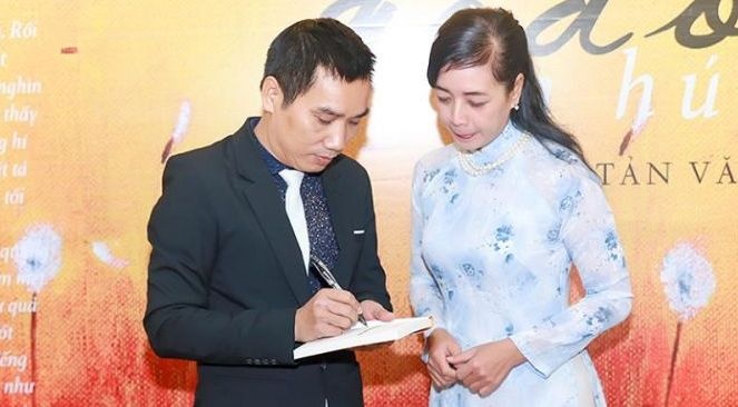 Chuyen cua lu tre trau, canh dong va dan vit hinh anh