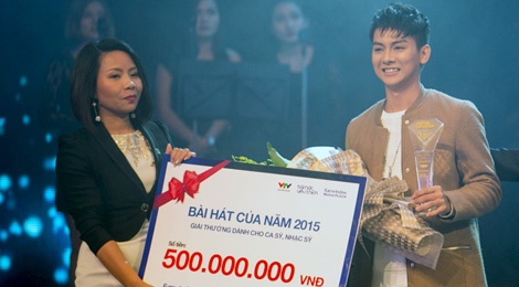 Hoai Lam ap ung khi nhan giai thuong 500 trieu dong hinh anh